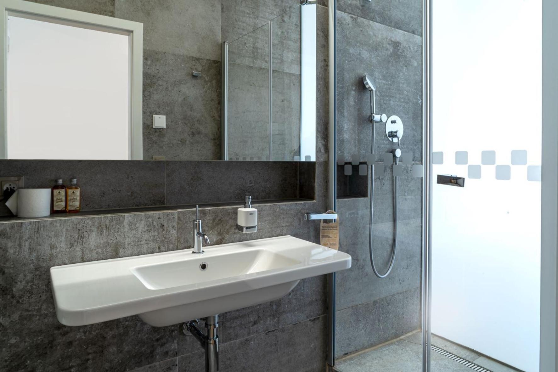 Hotel Zamek Svijany Екстериор снимка