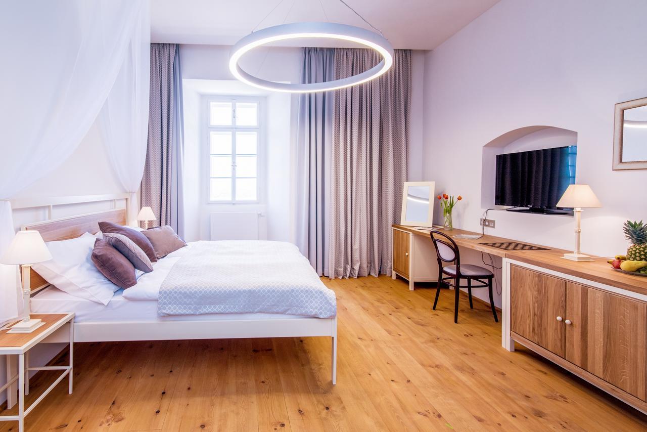 Hotel Zamek Svijany Екстериор снимка